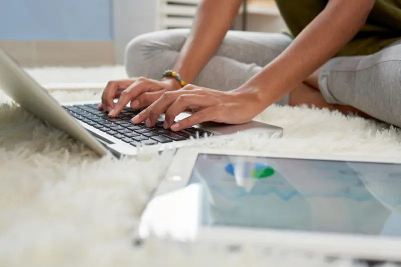 Jak Polacy szukają pracy w 2026 roku? Nadal dominuje internet